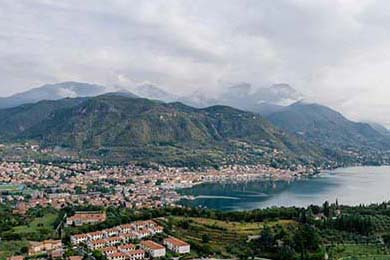 光影特技飞跃：夜空中的速度与美学